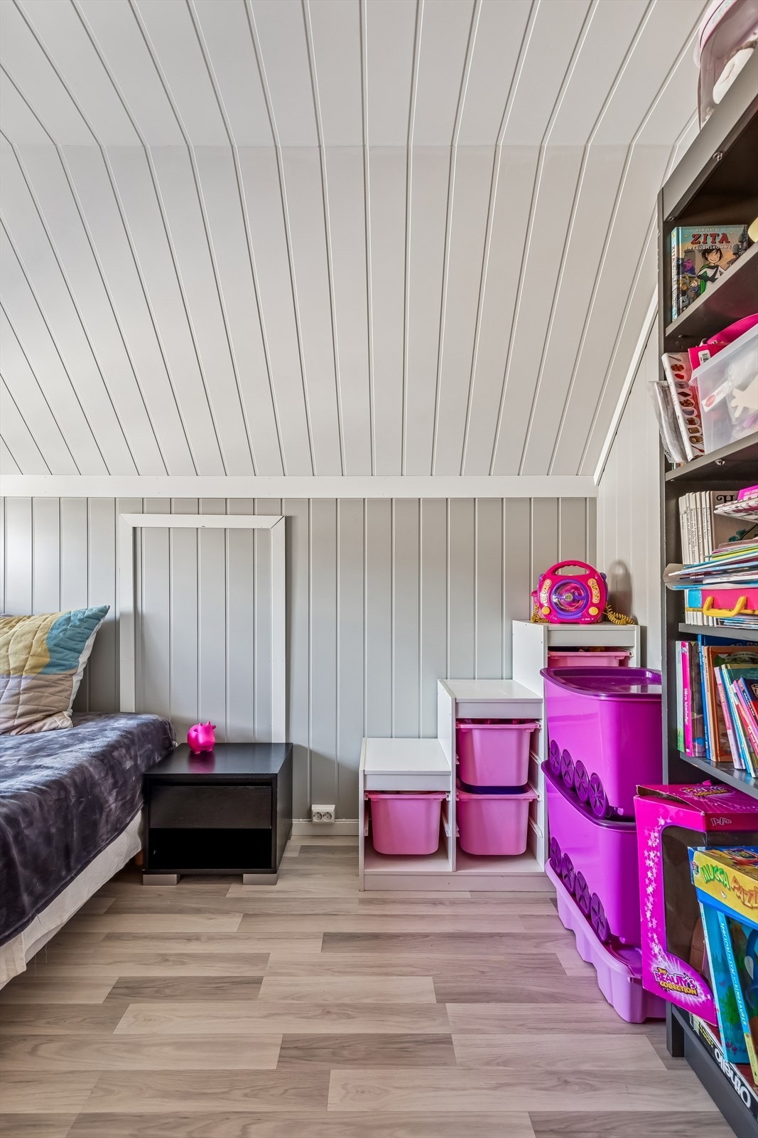 Soverommene har gjennomgående laminatgulv og vegger med MDF-paneler. Galleribilde