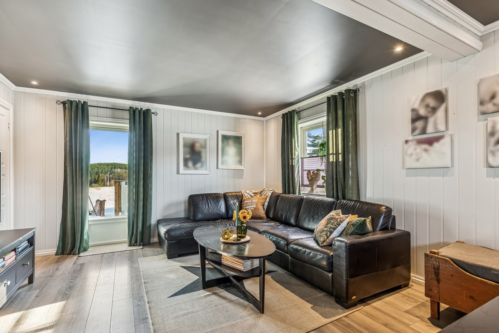 Taket ble fornyet i 2017 med taksteinsformede metallplater fra Decra. Galleribilde