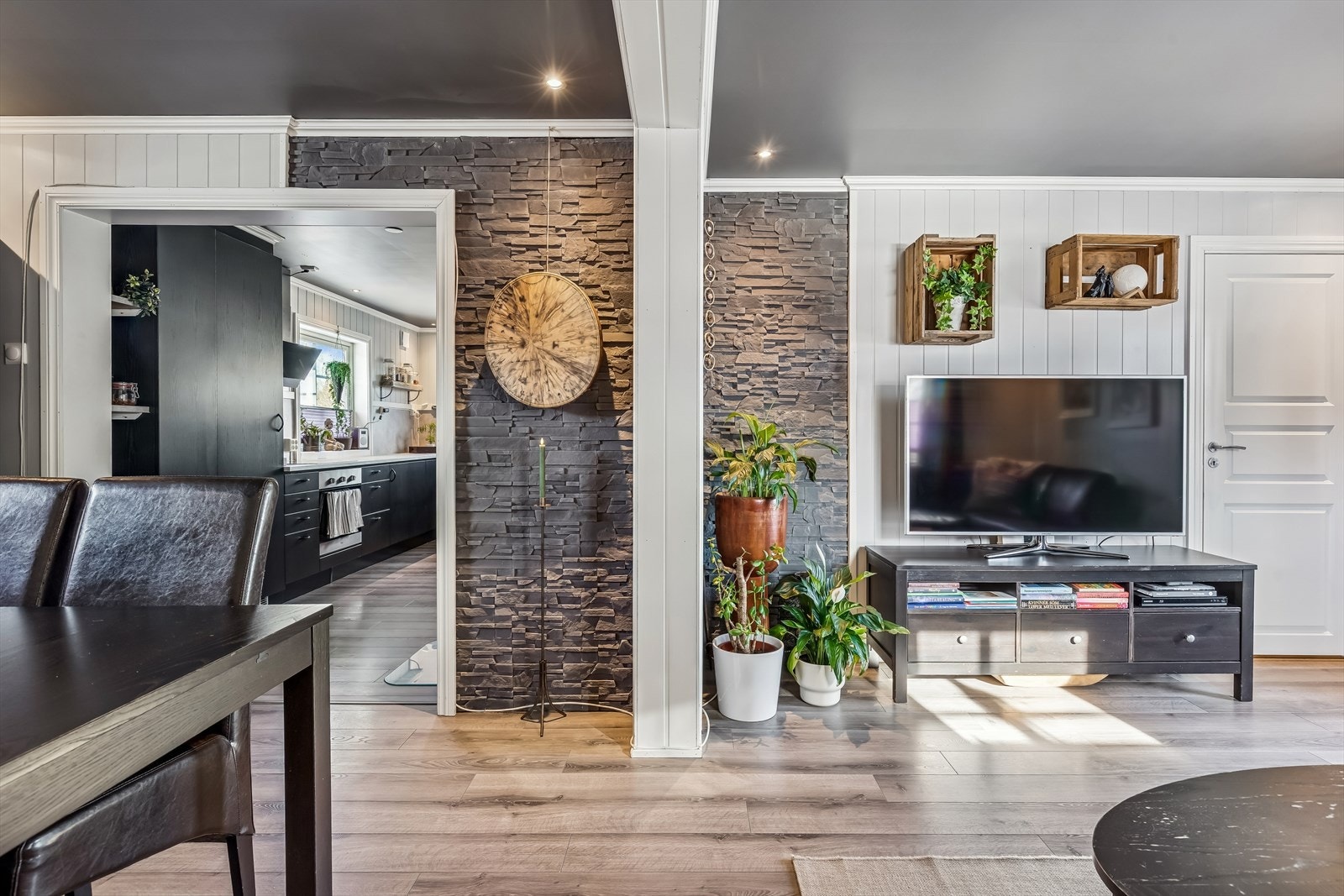 Dekorstein på pipesidene gir stuen et særpreg. Galleribilde