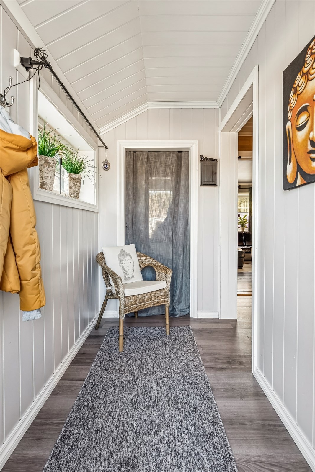 En lys og innbydende gang tar deg imot. Galleribilde