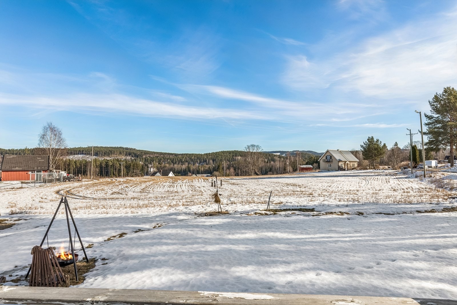 Eiendommen ligger i landlige og rolige omgivelser i Hokkåsen. Galleribilde