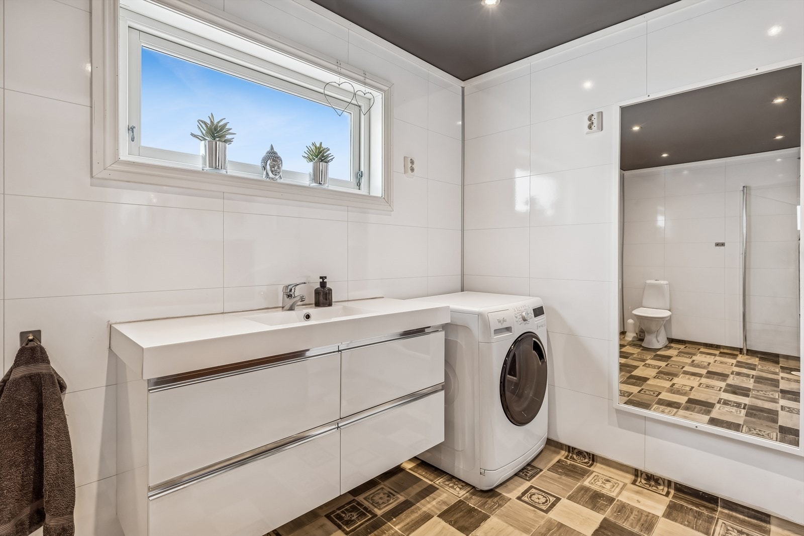 Gulvet har vinylbelegg med oppbrett og behagelige varmekabler. Galleribilde