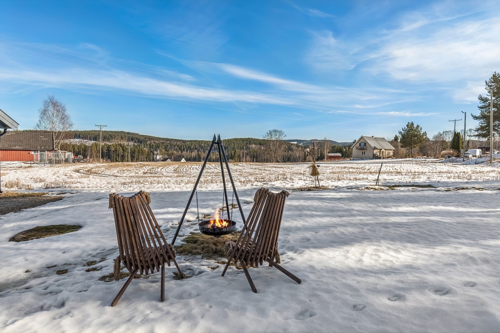 Tomten er opparbeidet med hage og har en gruslagt innkjøring og gårdsplass. Galleribilde