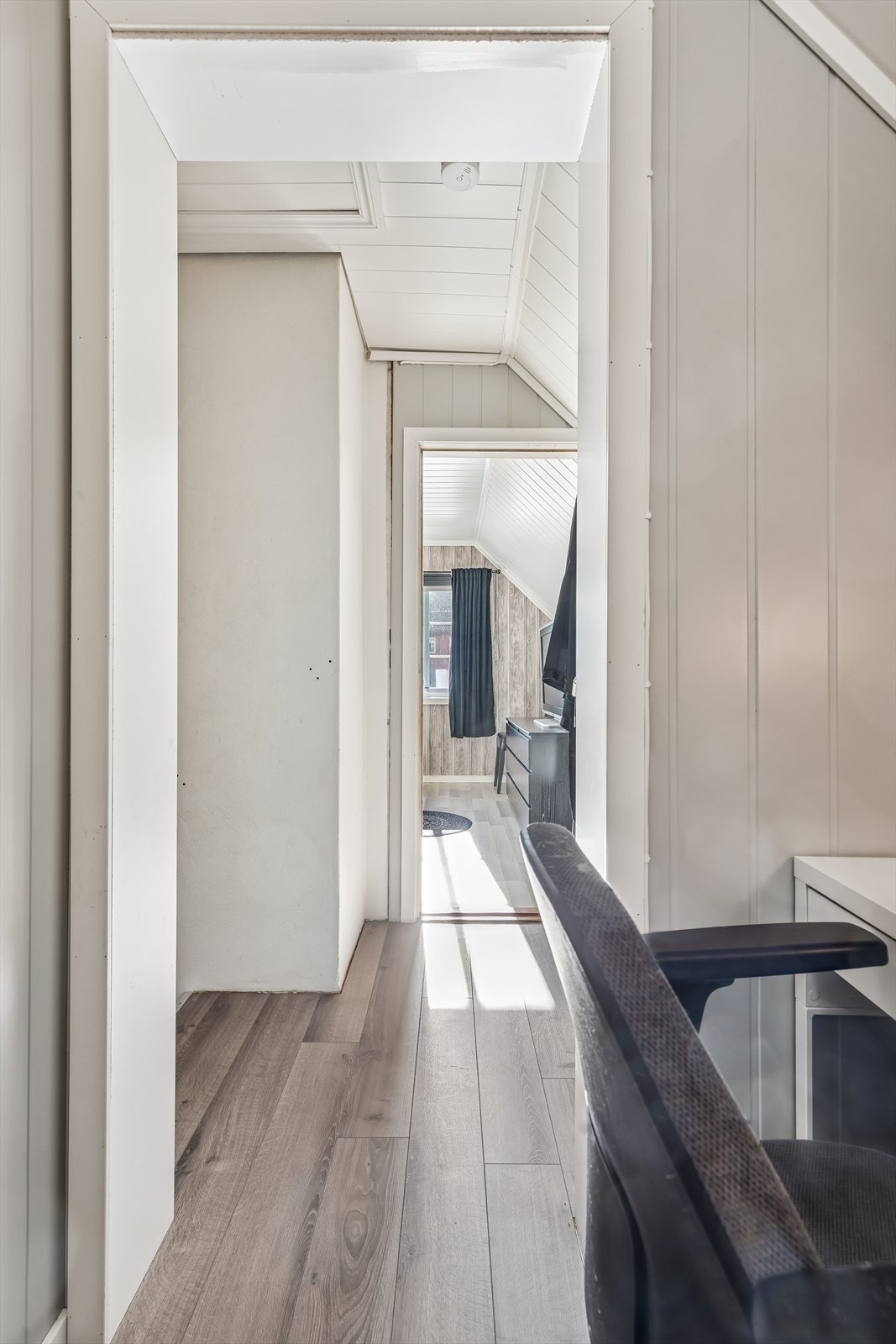 Gangen i andre etasje leder til boligens to soverom og en garderobe. Galleribilde