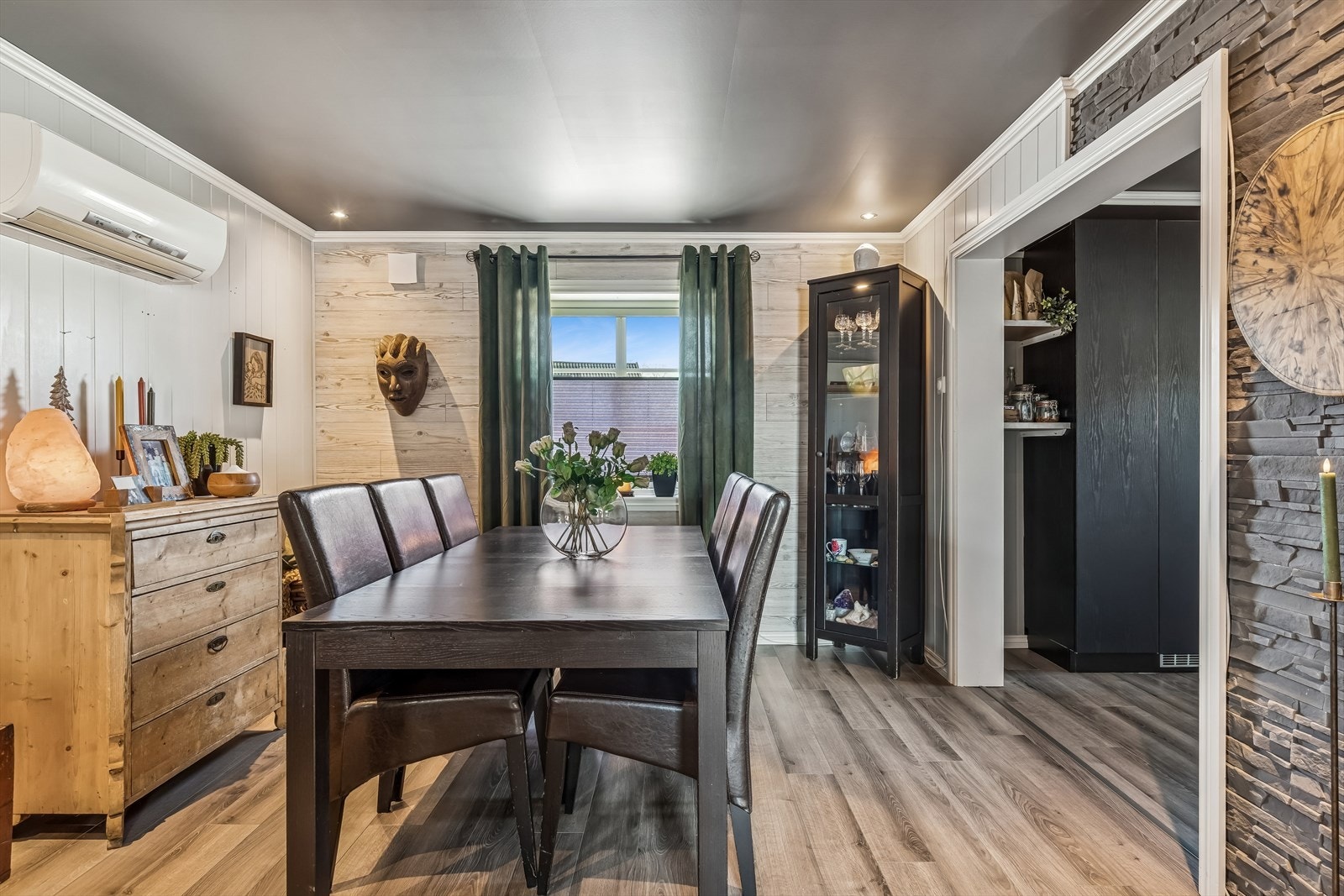 Spisestuen er et sosialt samlingspunkt med åpen løsning mot kjøkkenet. Galleribilde