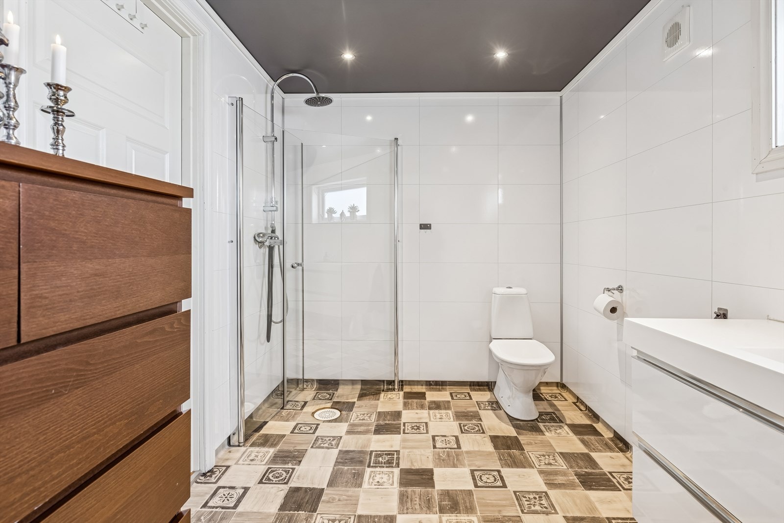 Badet er fra 2016 og har dusjhjørne med glassdører og gulvstående toalett. Galleribilde