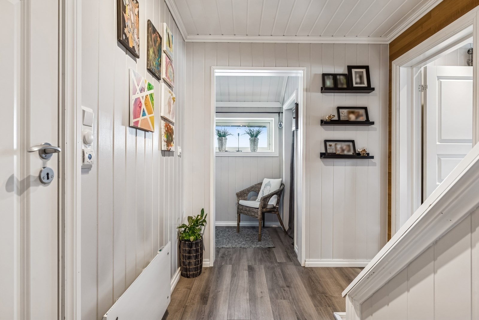 Entréen i første etasje har et praktisk garderobeavlukke for yttertøy. Galleribilde