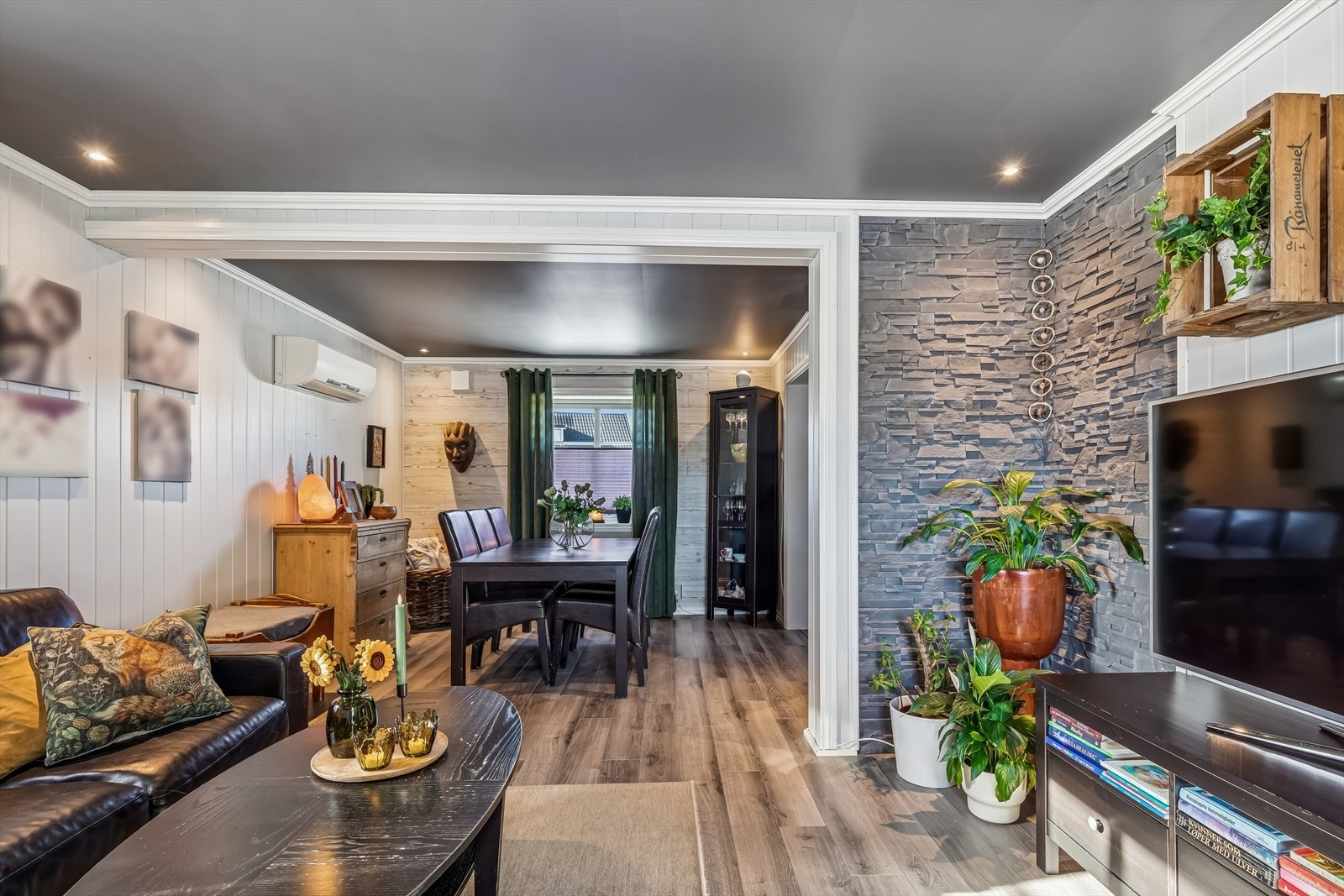 Gjennomgående laminatgulv og downlights i himling binder rommene i første etasje sammen. Galleribilde