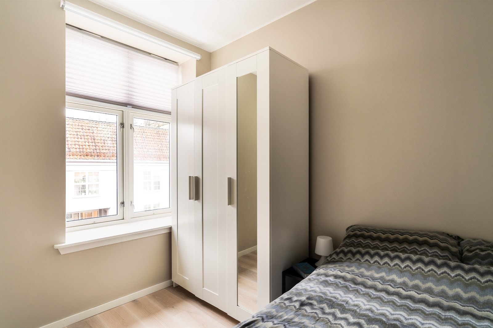 Lave felleskostnader på kr. 2 057,- som inkluderer "alt". Kommunale avgifter, eiendomsskatt og strøm kommer i tillegg. Galleribilde