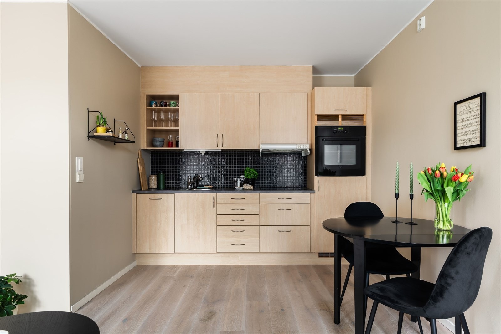 Videre har du to boder med et samlet BRA-e på 8m². Den ene boden er i fellesgangen utenfor leiligheten og svært praktisk med blant annet stikkontakt for fryser. Galleribilde