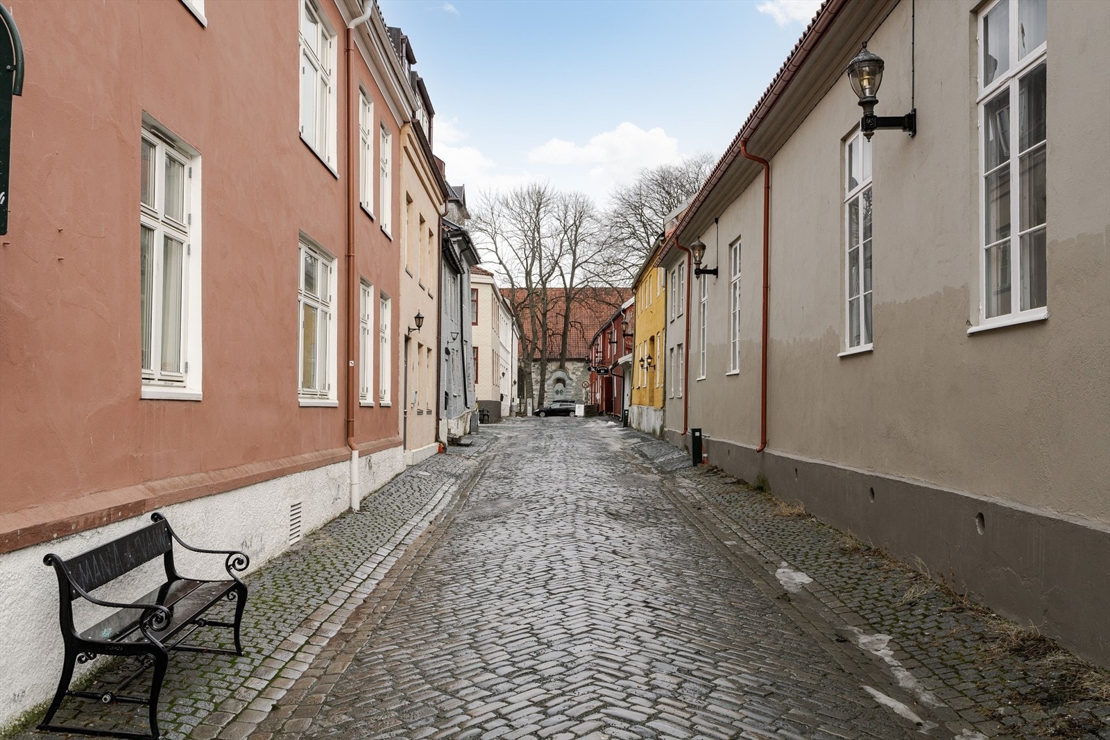 Studiesteder er innenfor gangavstand. I tillegg er det flere bussholdeplasser i nærheten som tar deg til dit du måtte ønske. Bymarka er en kort busstur unna. Galleribilde