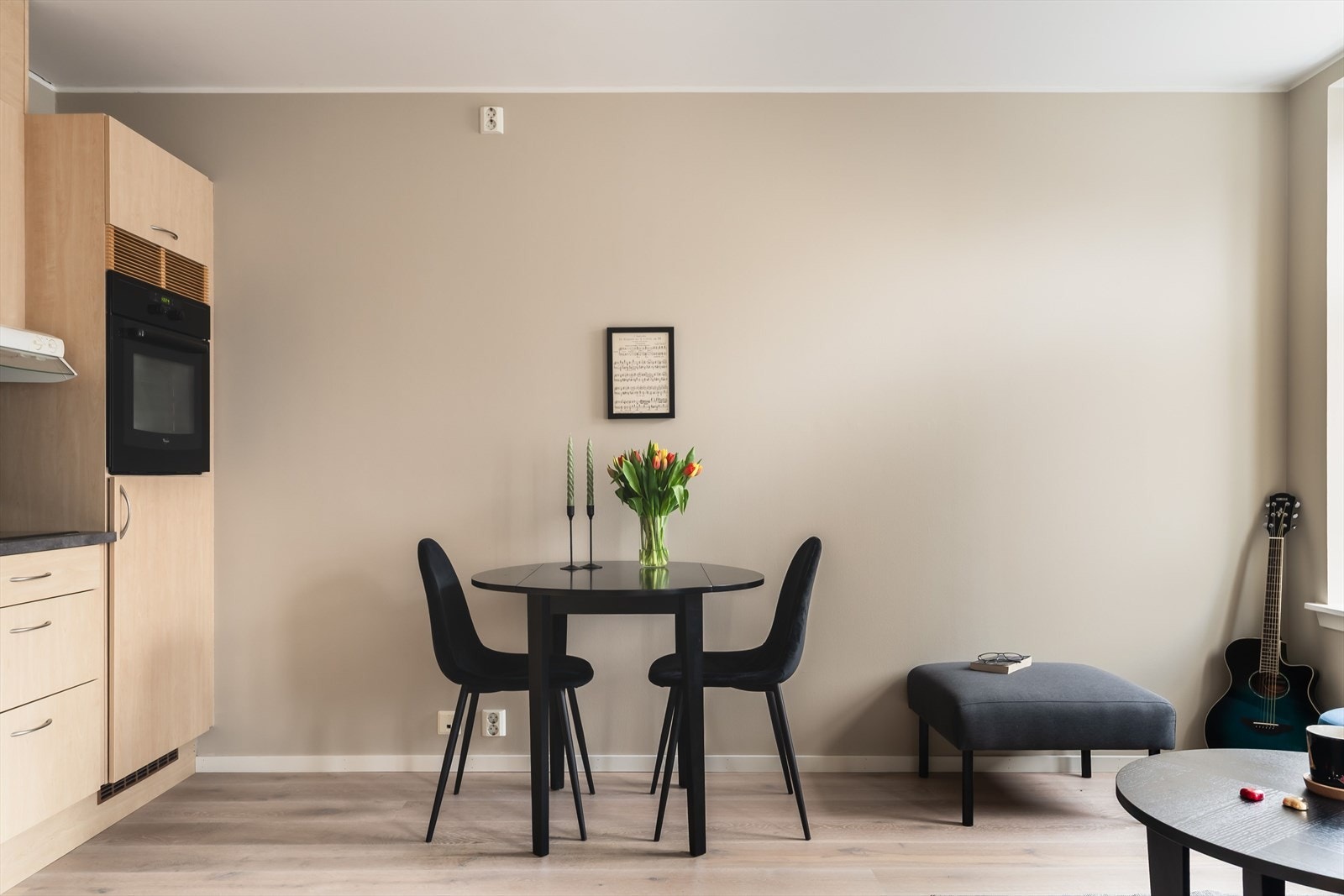 Selve bygården er fra 1900, så her er det en historisk og godt vedlikeholdt bygård. Videre er det en felles takterrasse som beboerne kan benytte seg av. Galleribilde