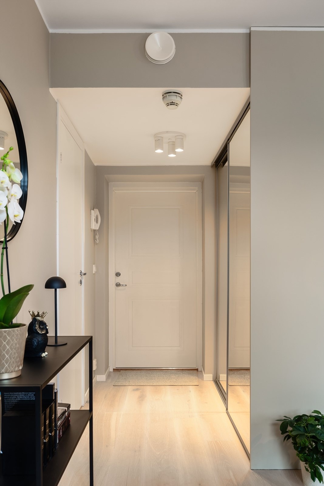 Entré med integrert skyvedørsgarderobe til yttertøy. Galleribilde