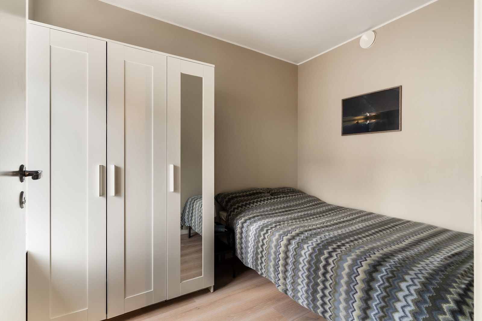 Nymalt soverom på ca. 6m², her vil du få plass til både seng og garderobeløsning. Galleribilde