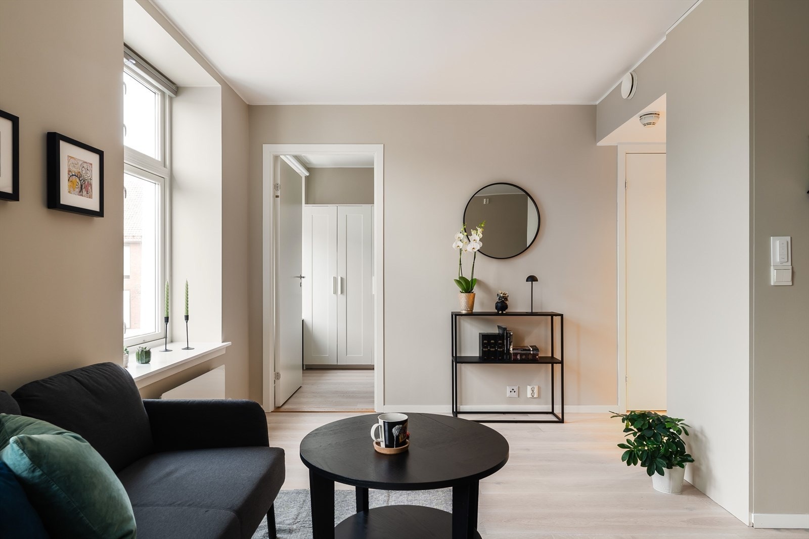 Leiligheten inneholder stue/kjøkken, soverom, entré og et flislagt bad. Galleribilde