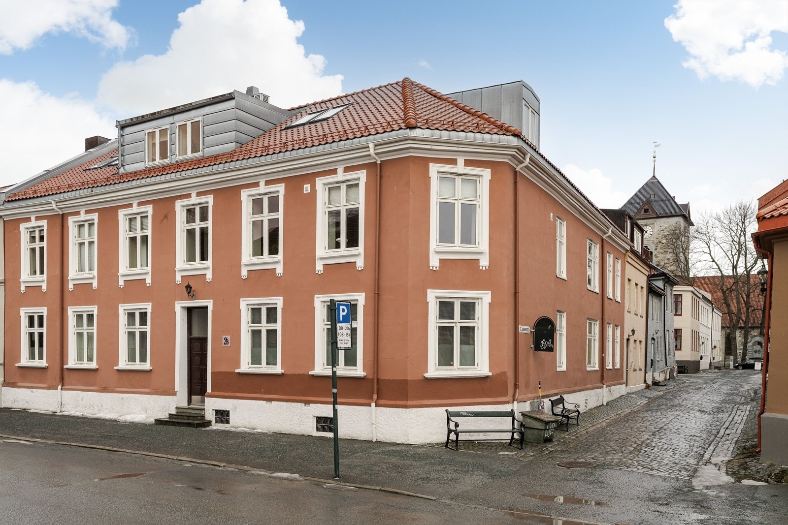 Leiligheten ligger utrolig sentralt med gangavstand til alt. Fin bygård som ble renovert i 2006. Galleribilde