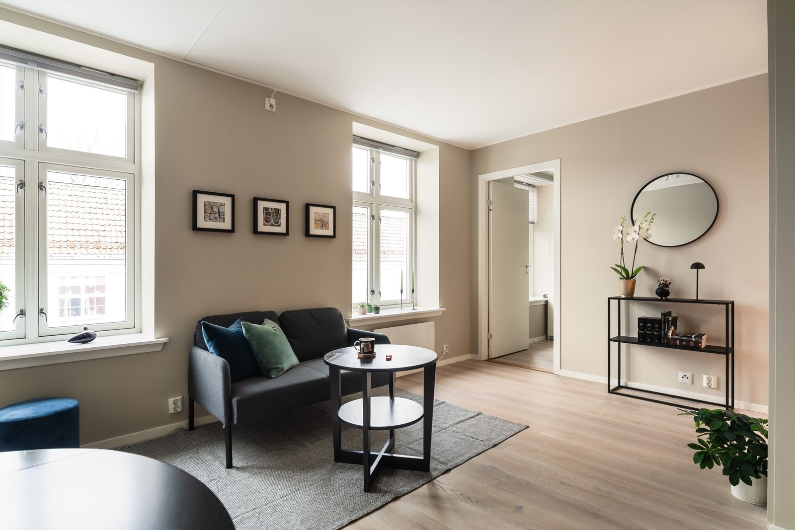 Åpen stue-/kjøkkenløsning på ca. 20m². Godt med naturlig lysinnslipp fra store vindusflater. Galleribilde