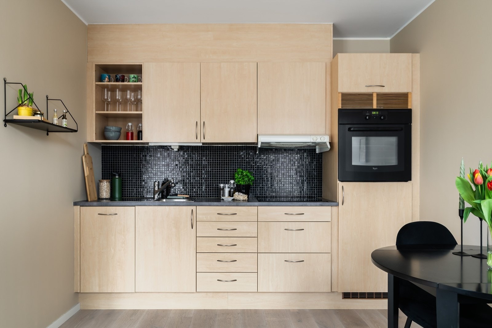 Enkelt og velfungerende kjøkken som har fått TG-1 av takstmann. Galleribilde