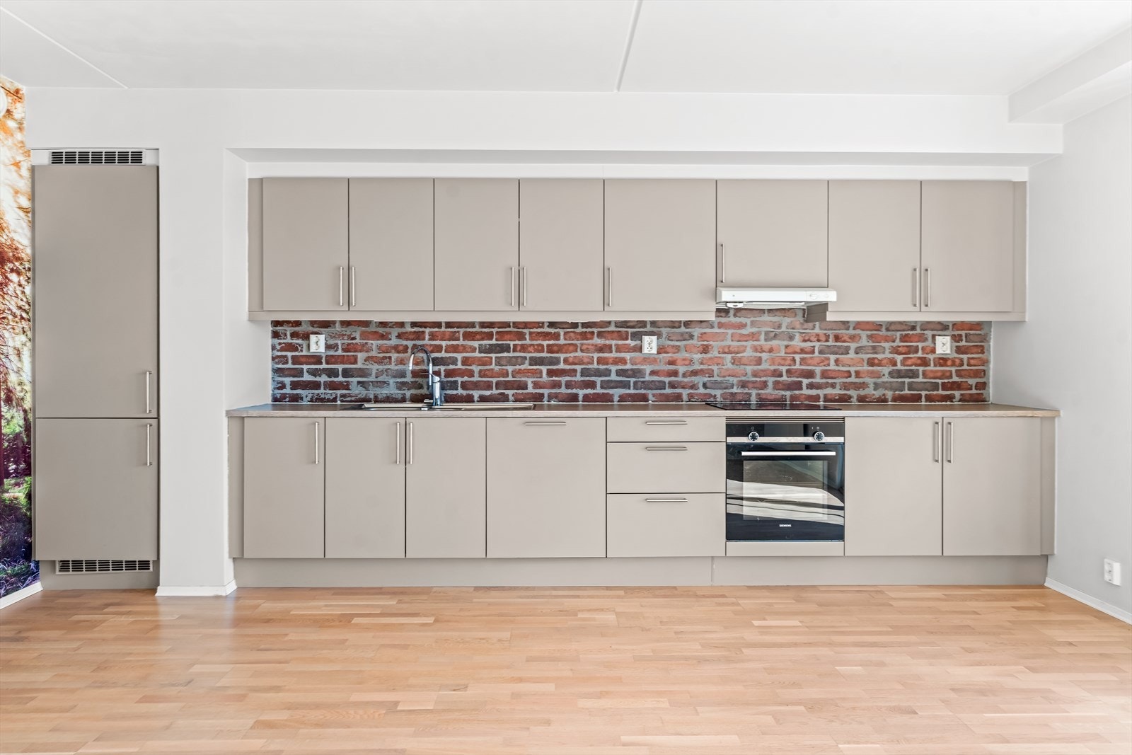 Stilren HTH-kjøkkeninnredning som kler resten av rommet godt. Galleribilde