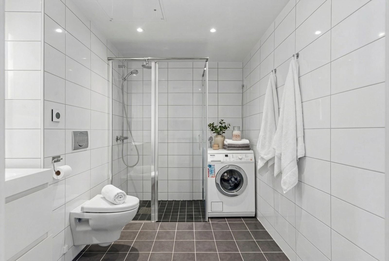 Delikat flislagt bad med flere gode kvaliteter. Det er downlights i tak og varme i gulv. Galleribilde