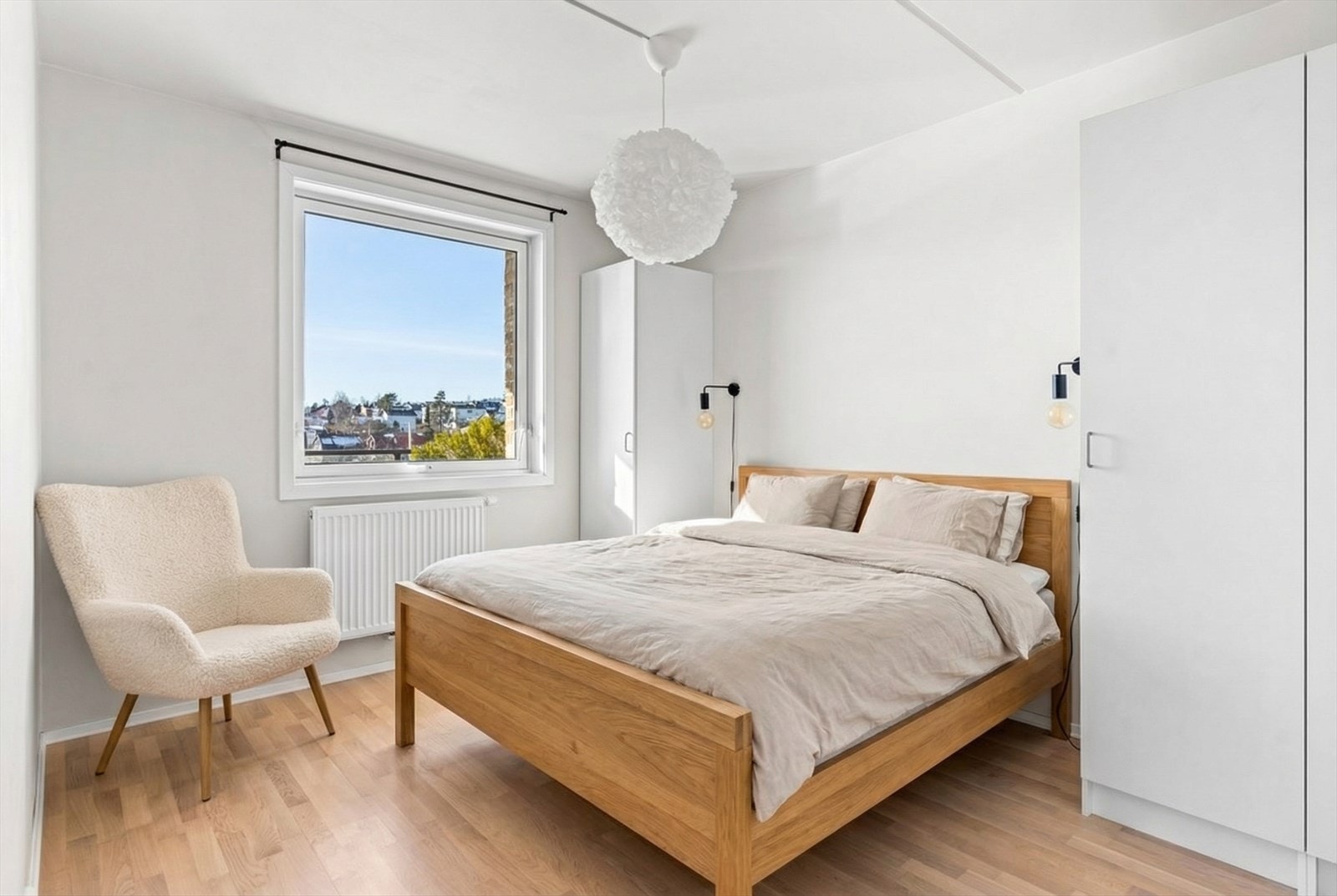 Soverommet har en god størrelse og god plass til dobbeltseng med tilhørende møblement. Bildet er digitalt møblert. Avvik kan forekomme. Galleribilde