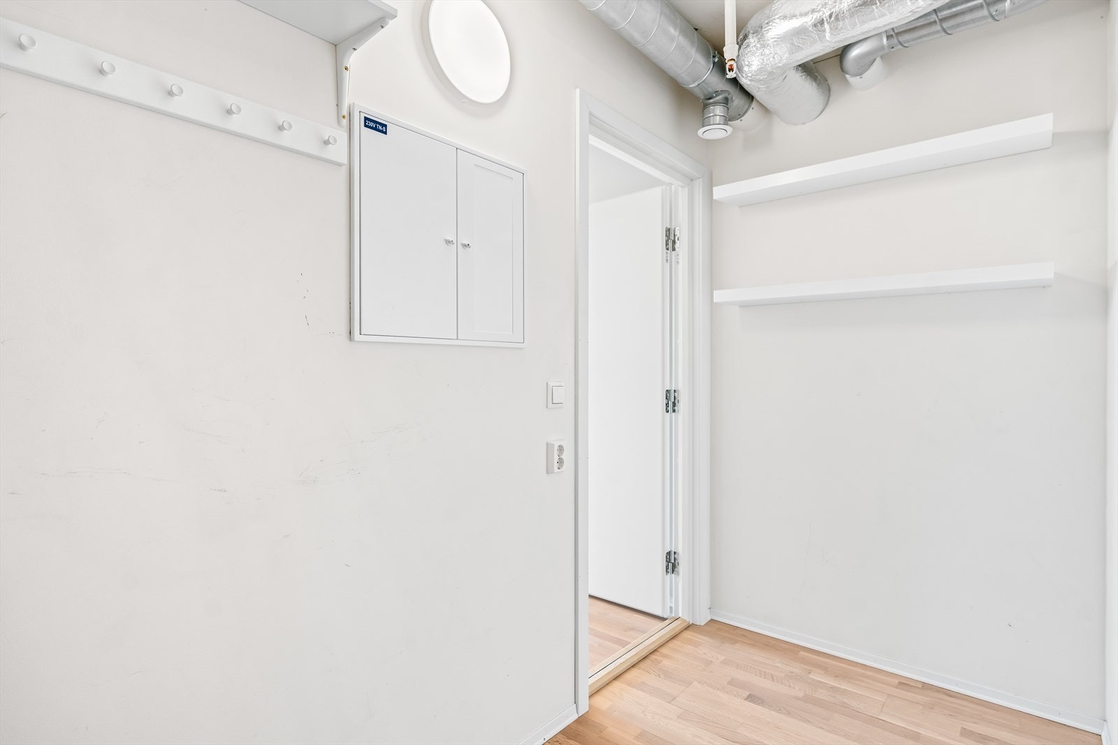 Fra kjøkkenet er det direkte tilgang til en innvendig bod med gode oppbevaringsmuligheter. Galleribilde