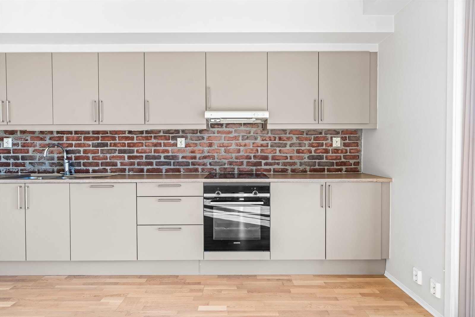 Hvitevarene er integrerte og består av induksjonstopp, stekeovn, oppvaskmaskin og kjøleskap med frysedel. Galleribilde