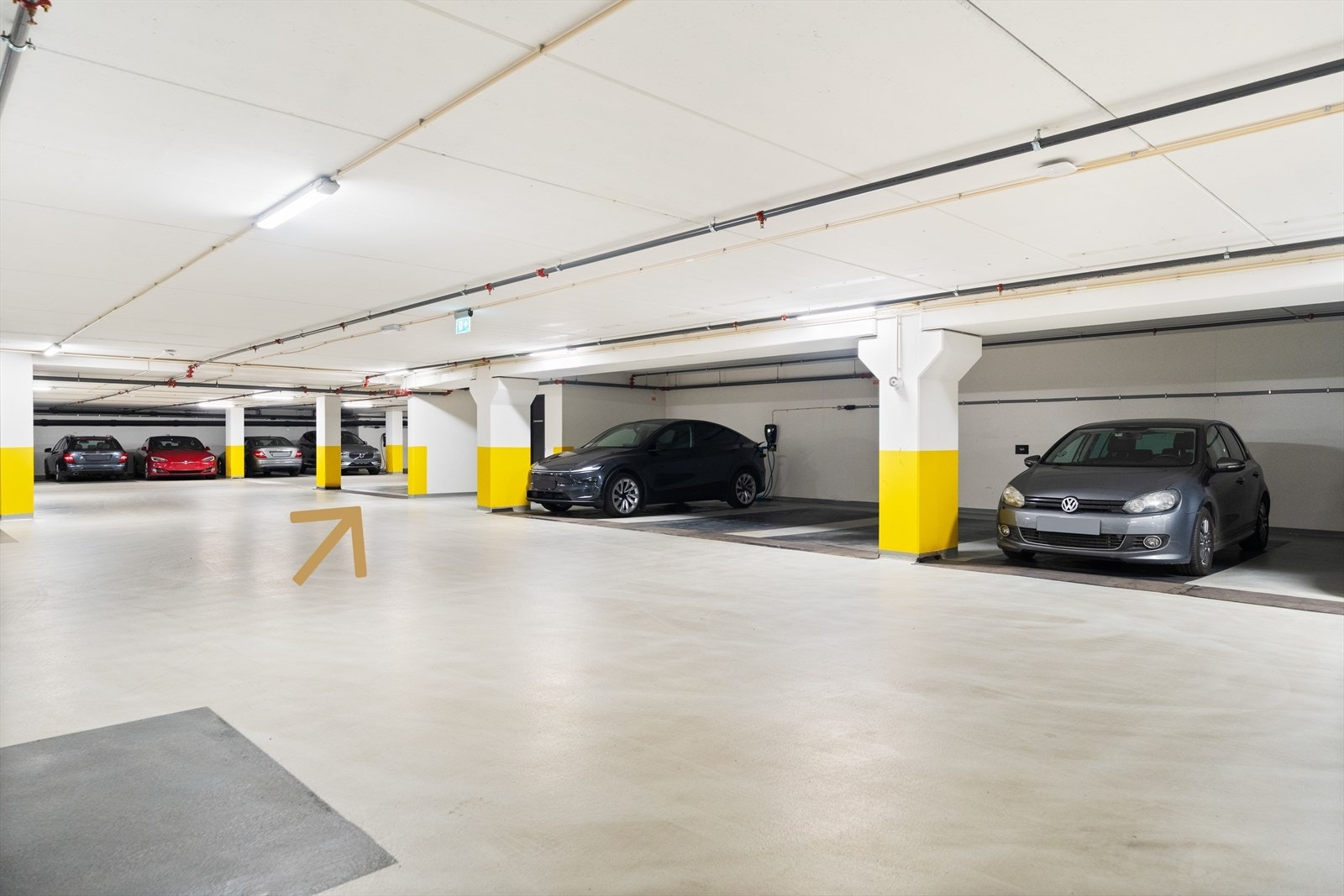 Parkeringplass i felles anlegg med heis direkte opp til leilighetsplan. Kort vei til heisen fra parkeringen. Galleribilde