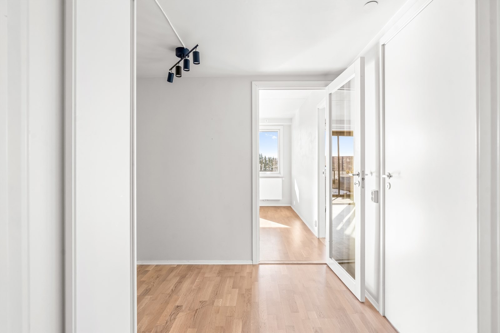 Entré med skyvedørsgarderobe. For ekstra oppbevaringsbehov er det tilgang til en kjellerbod på 5 kvm. Galleribilde