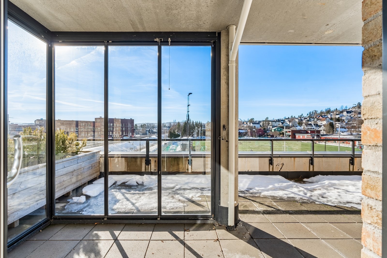 Uteplassen er delvis innglasset, noe som forlenger bruksperioden og gjør den mer skjermet. Galleribilde