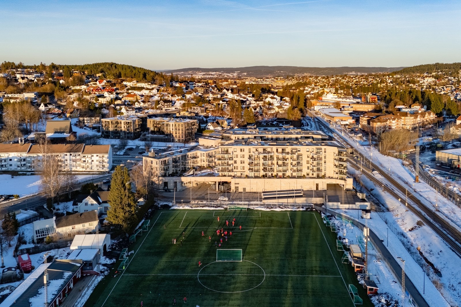 Det er heis ned til nærsenter - perfekt for en enklere hverdag. I tillegg har du knappe to minutter gange til toget med avganger mot Lillestrøm og Oslo S. Galleribilde