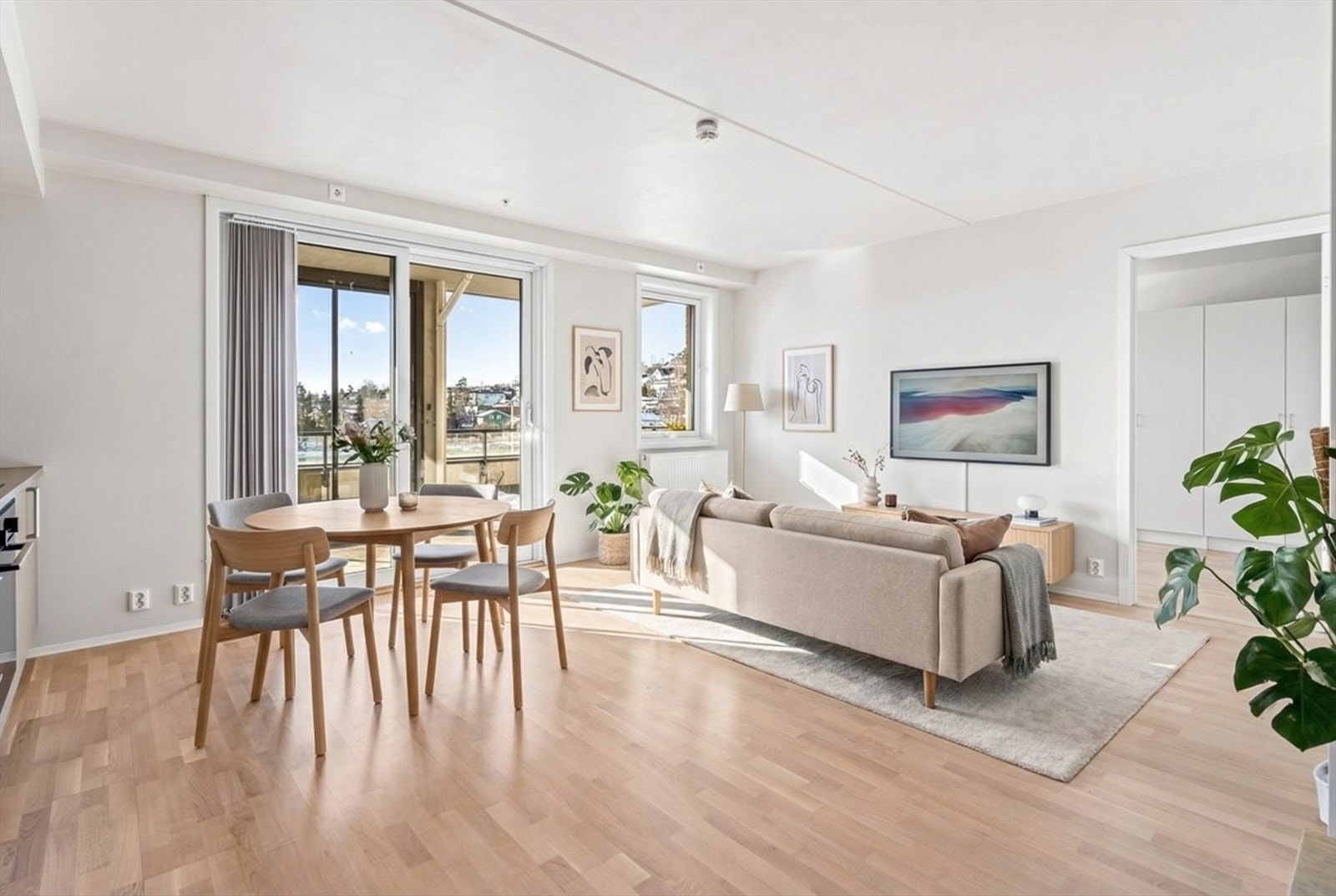 En unik og romslig 2-roms leilighet beliggende på populære Fjellhamar Torg. Bildet er digitalt møblert. Avvik kan forekomme. Galleribilde