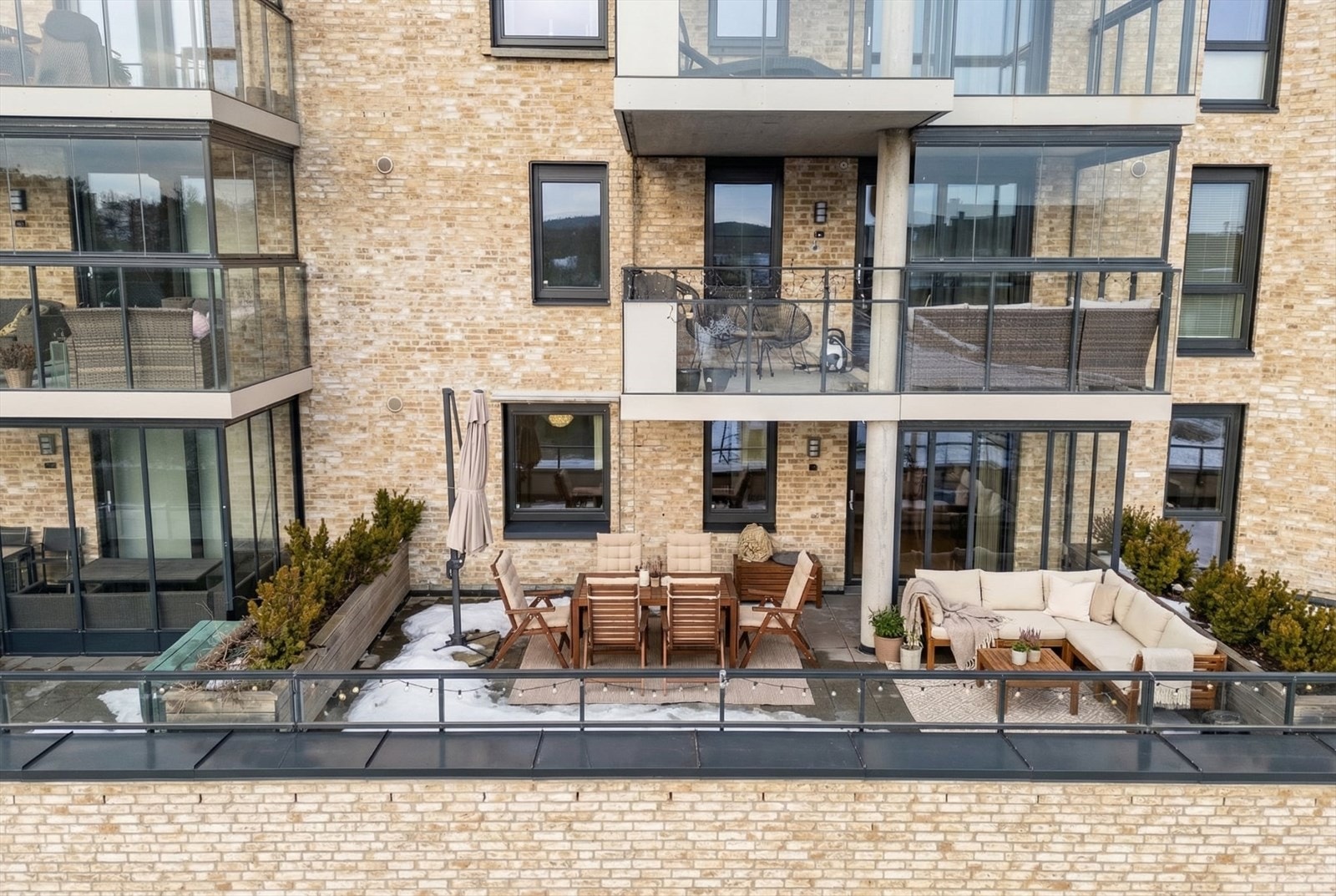 Stor vestvendt uteplass med fantastiske solforhold! Bildet er digitalt møblert. Avvik kan forekomme. Galleribilde