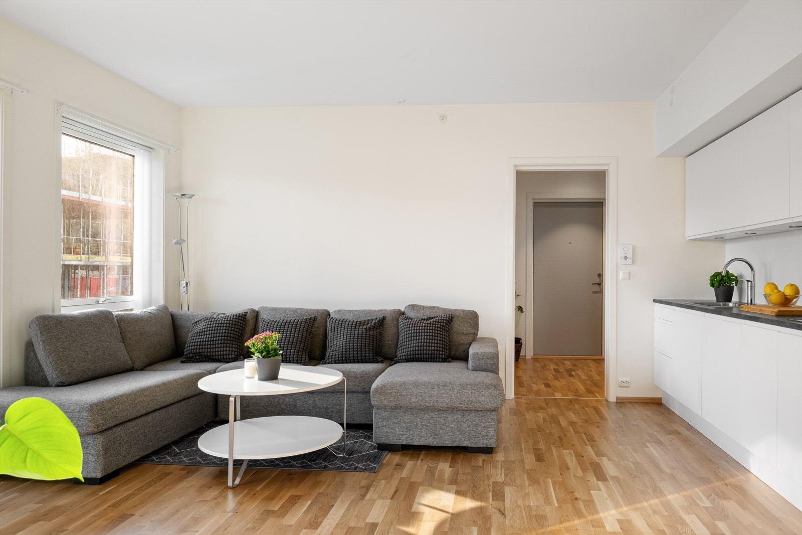 Åpne stue- og kjøkkenløsning som danner et naturlig og sosialt samlingspunkt i boligen. Galleribilde