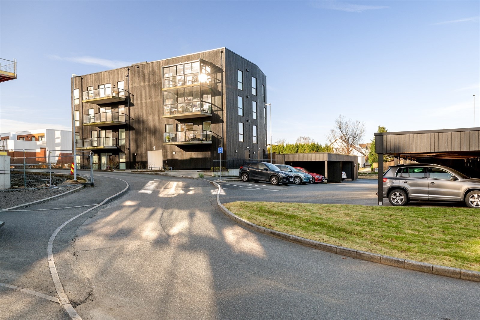 Parkeringsplass i felles carport. Galleribilde