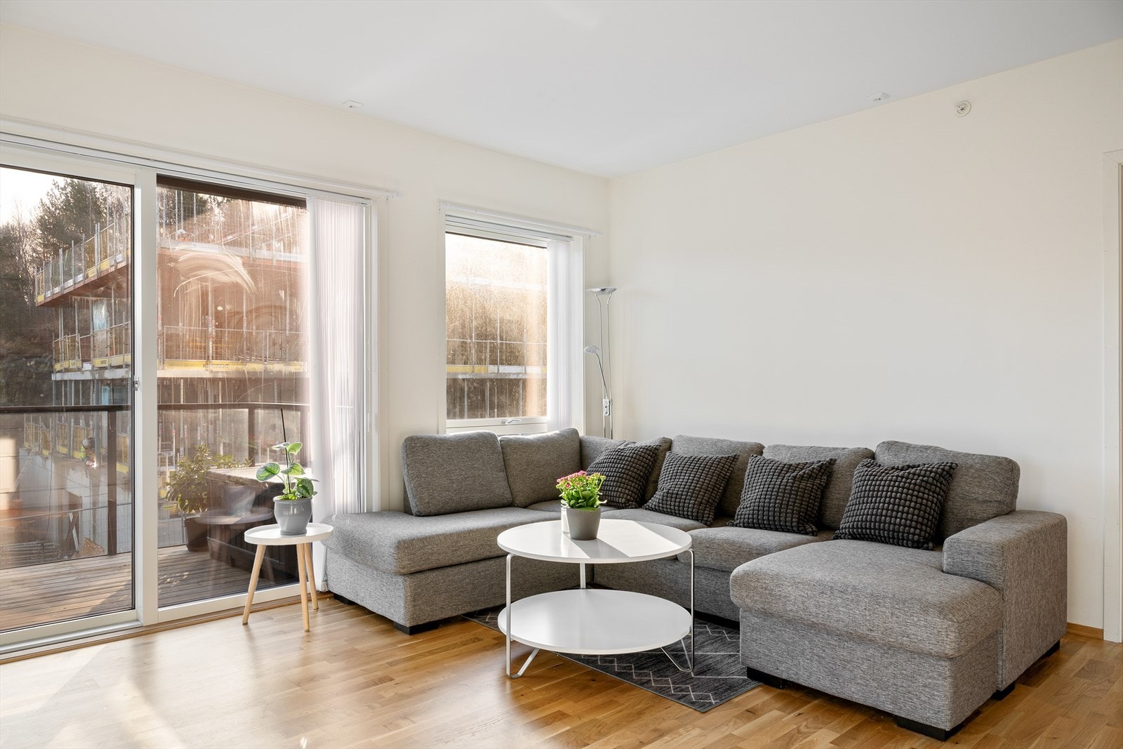 Stuen er innbydende med lyse og moderne fargevalg på overflater og store vindusfalter som slipper inn rikelig med naturlig lys. Galleribilde