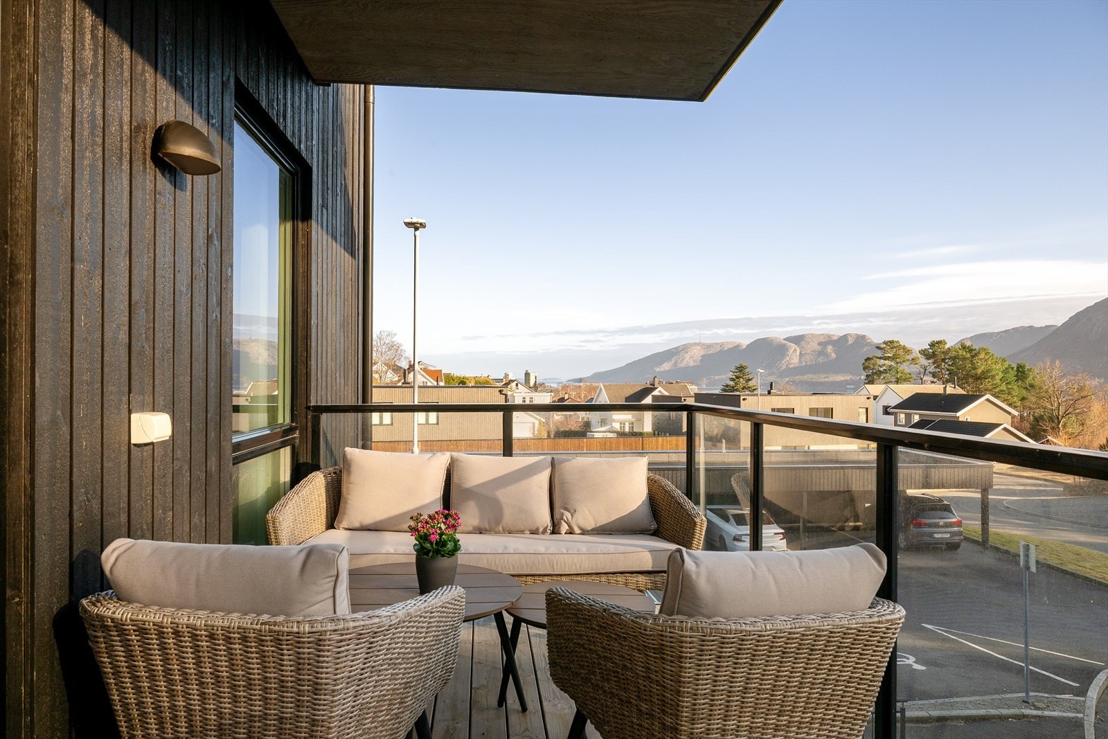 Fra stuen har du direkte utgang til en flott balkong på 9 kvm med plass til utemøblement. Et perfekt sted for å nyte både morgenkaffen og lange sommerkvelder. Galleribilde