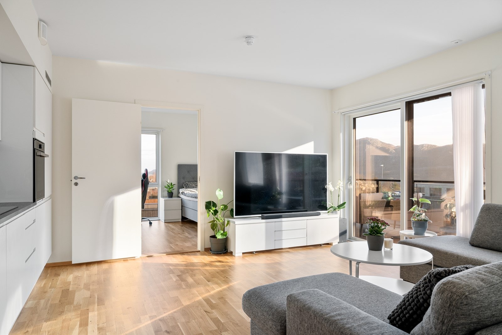 Det er parkett på gulv og listefri overgang mellom vegg og tak, noe som understreker det rene og moderne uttrykket. Galleribilde