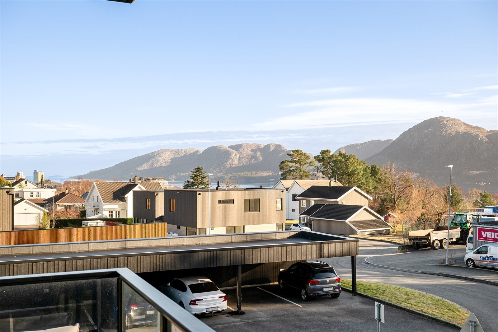 Her kan man nyte utsikten over fjellene, med havet som strekker seg utover horisonten. Galleribilde