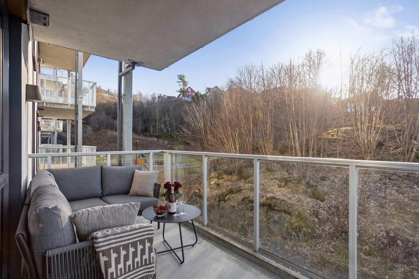 Leiligheten har en sørvendt balkong på 8 m² med utgang fra stue. Galleribilde