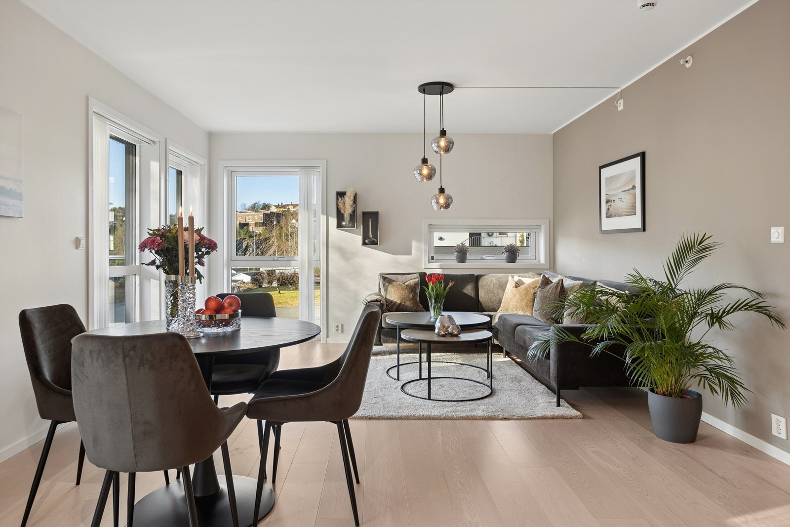 Stuen er lys og romslig med god plass til sofa- og spisegruppe. Galleribilde