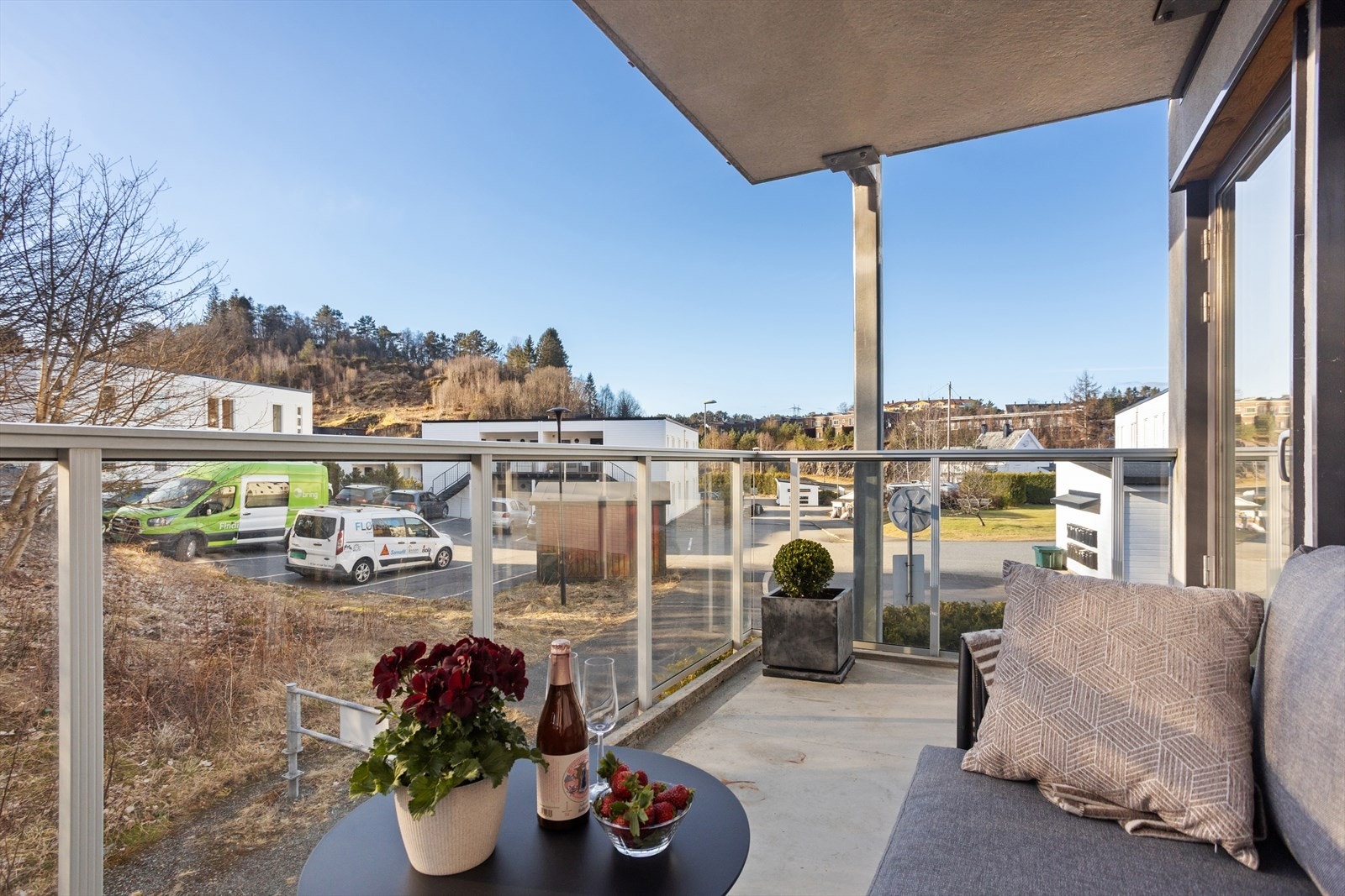 Balkongen er praktisk overbygd og har gode solforhold. Galleribilde