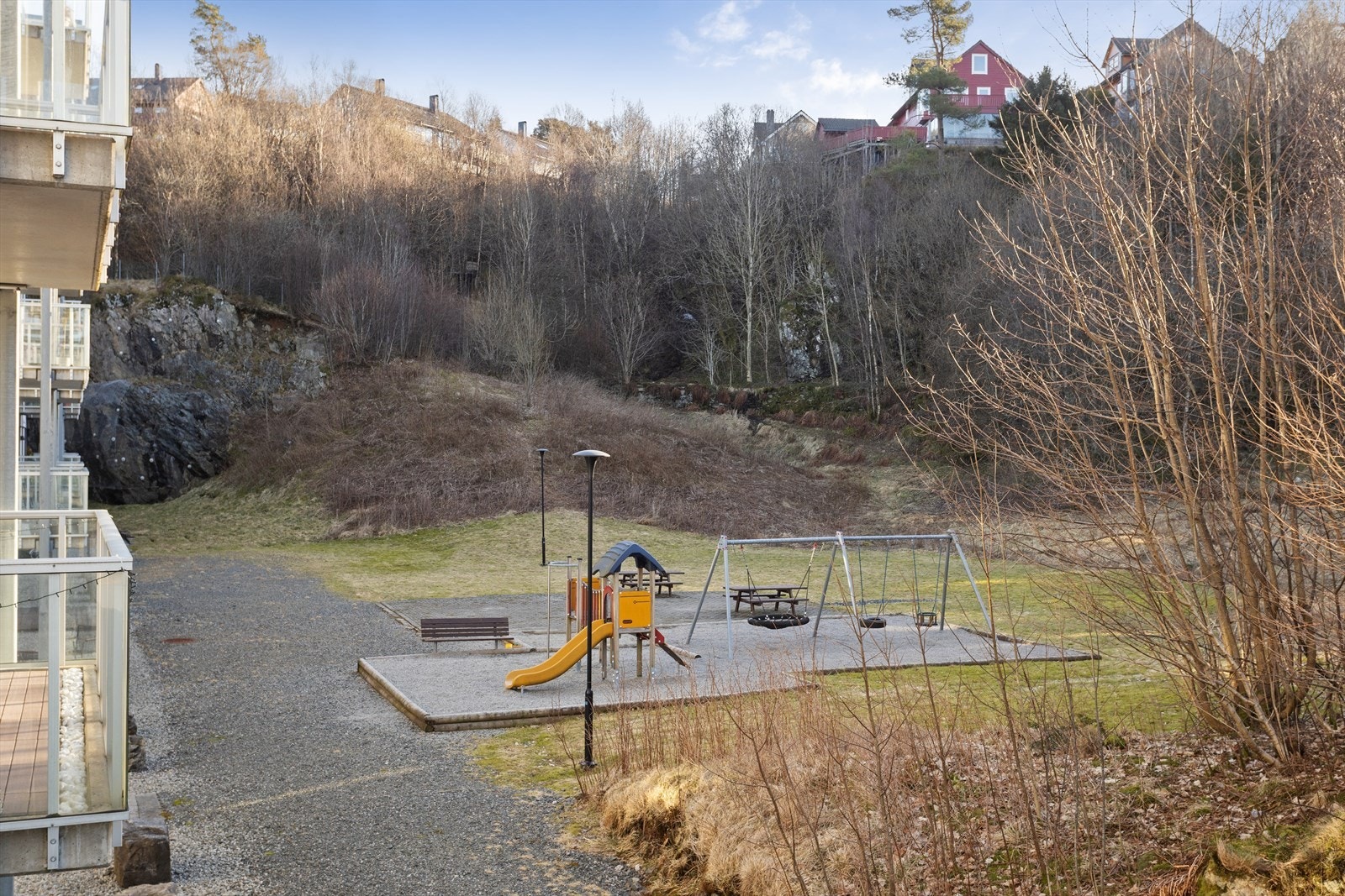 Rett utenfor leiligheten finner du en barnevennlig lekeplass, og både barnehager og skoler ligger i nærheten. Galleribilde
