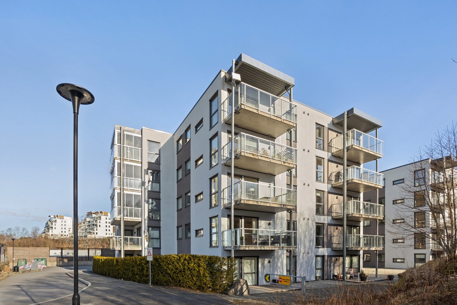 Oppført i 2016, og bygget fremstår moderne og godt vedlikeholdt. Galleribilde