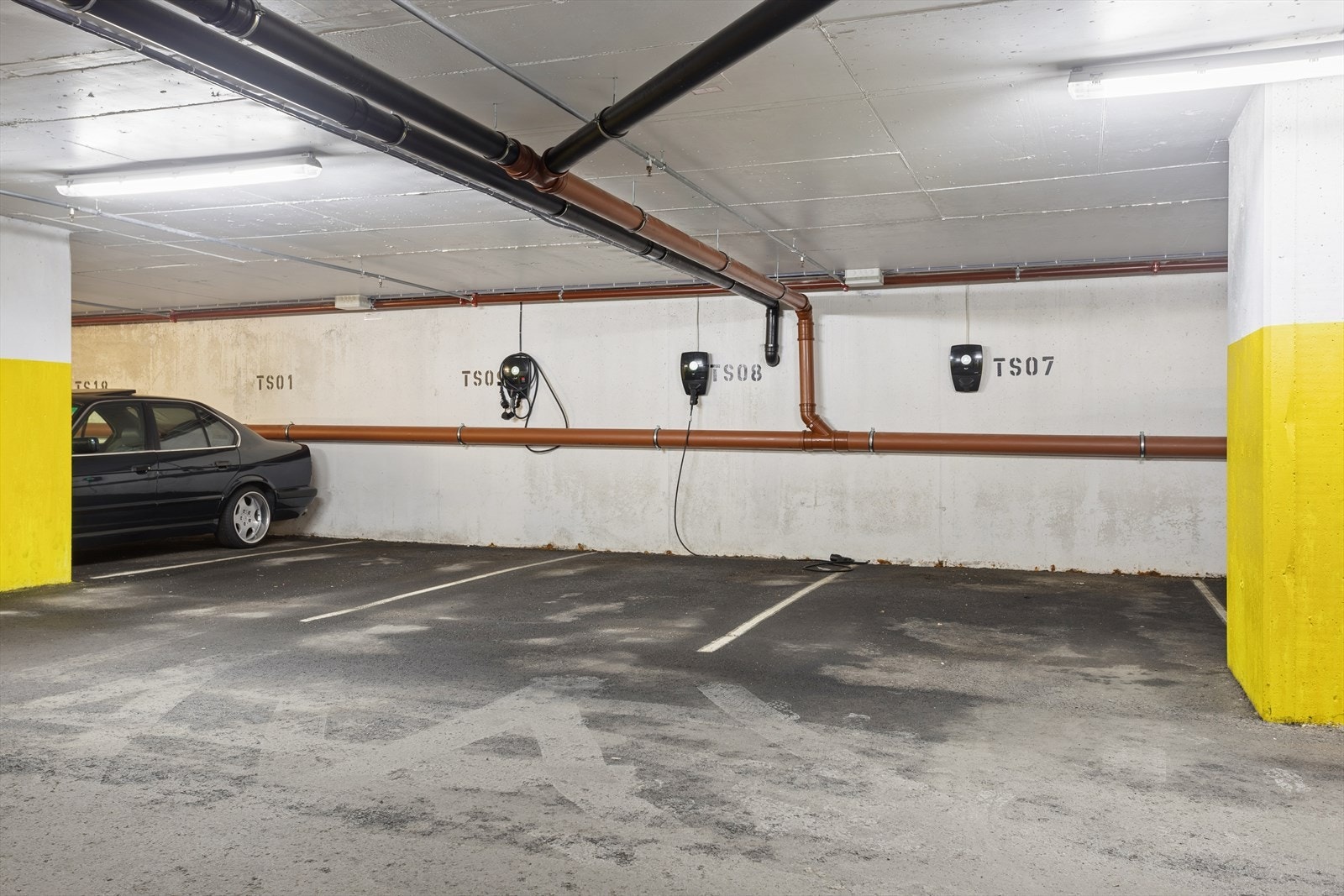 Fast garasjeplass med installert elbillader medfølger. Galleribilde