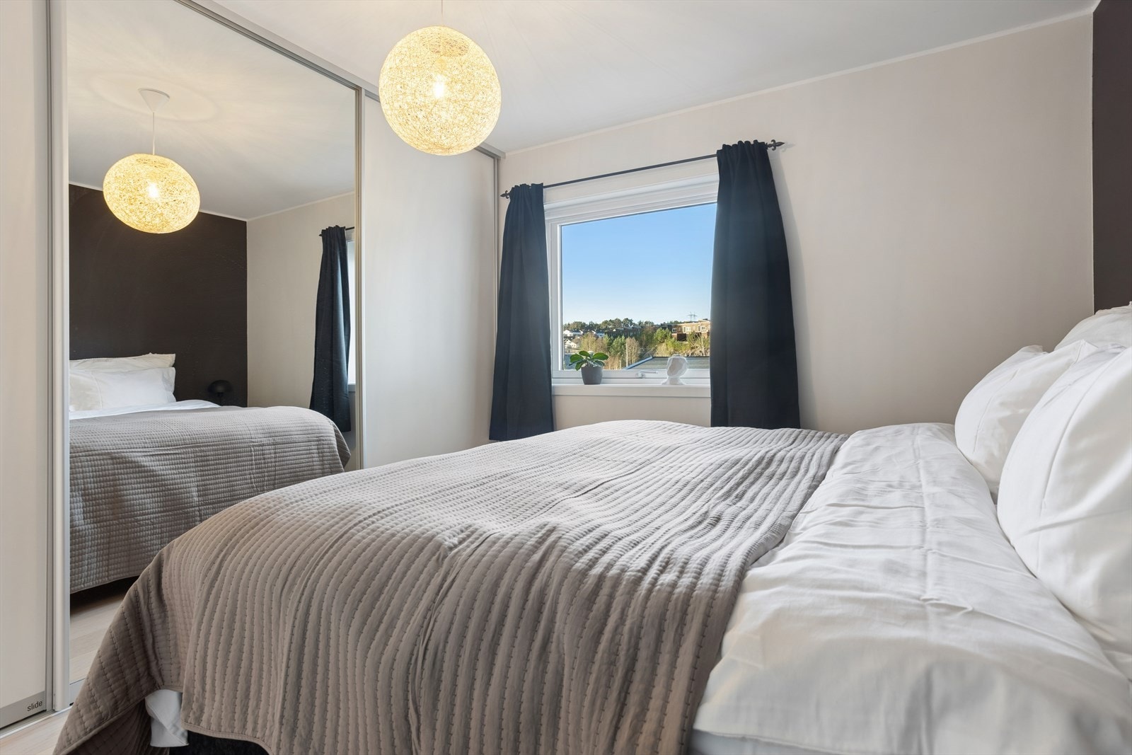 Rommet har et stort innebygd garderobeskap og plass til dobbeltseng. Galleribilde