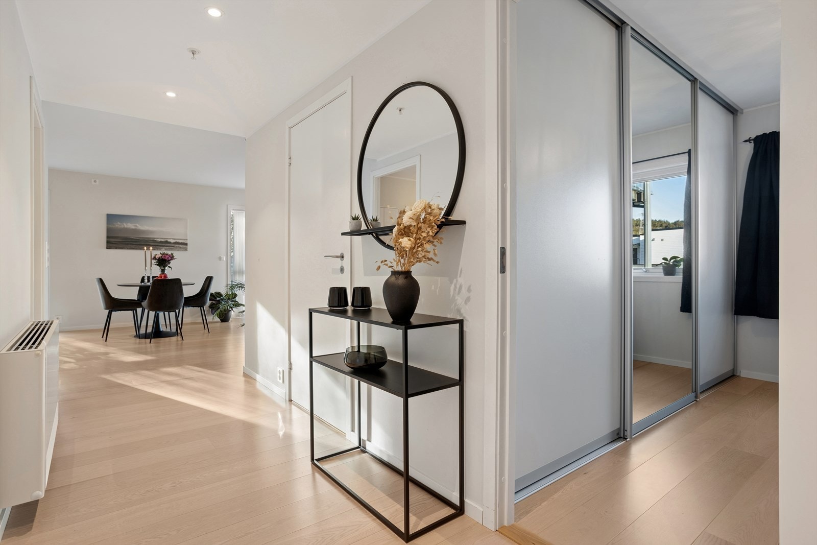 Praktisk varmekonvektor i gangen gir et lunt og komfortabelt inngangsparti. Galleribilde