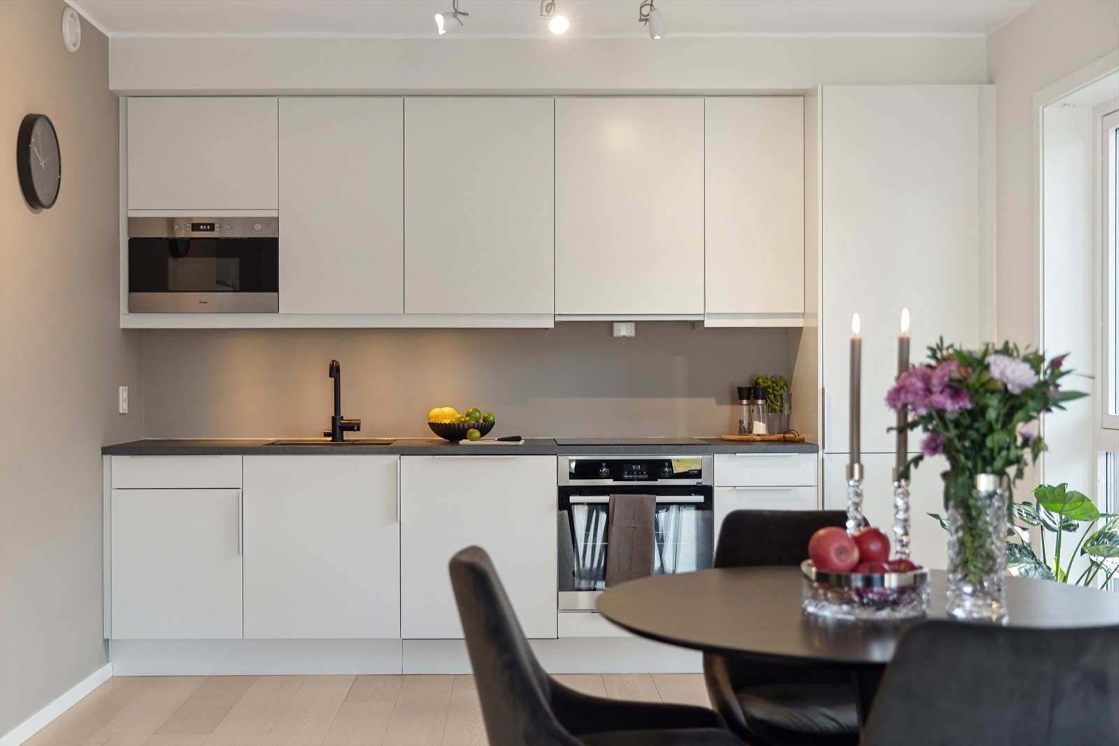 Kjøkkenet er utstyrt med integrert oppvaskmaskin, stekeovn, mikrobølgeovn, platetopp og kjøl/fryseskap. Galleribilde