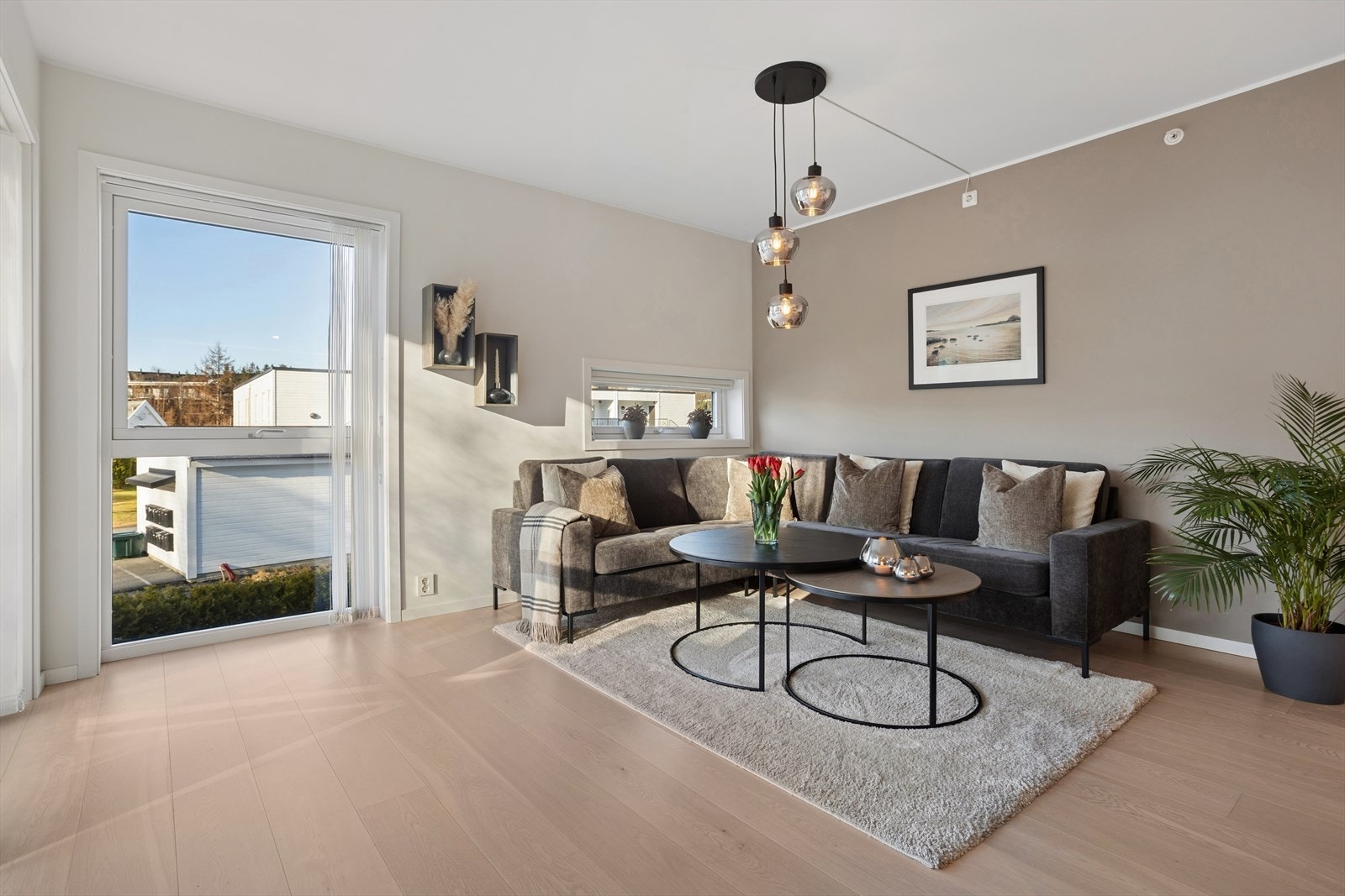 Lekker og lys stue med store vindusflater som skaper en behagelig romfølelse. Galleribilde