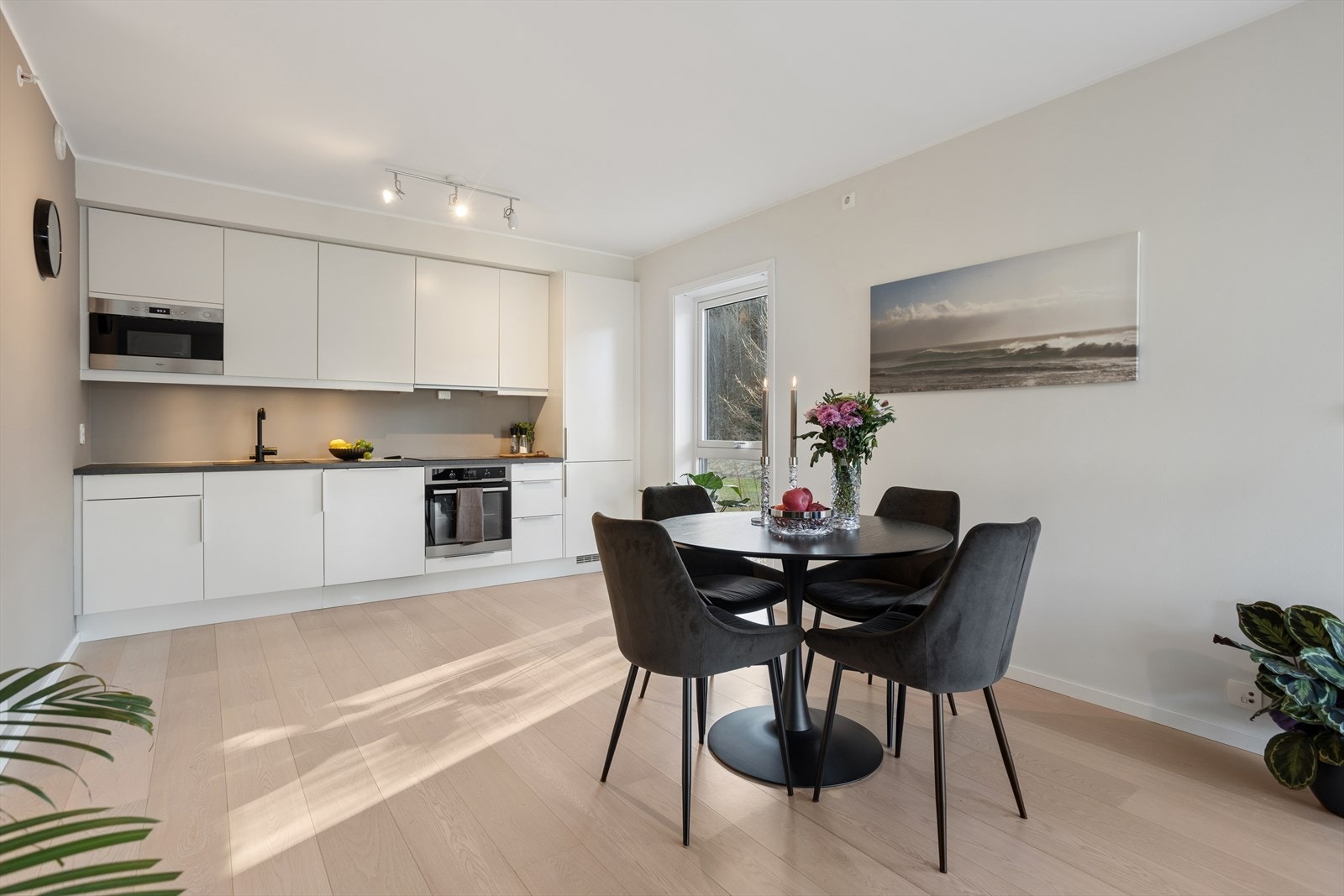 Stilrent Sigdal-kjøkken med hvite, glatte fronter og praktisk laminat benkeplate. Galleribilde